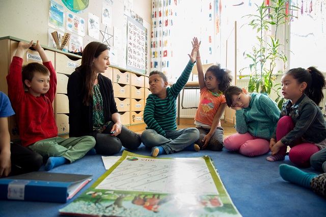 Muốn con luôn khỏe mạnh và hạnh phúc, học 5 cách nuôi dạy con của cha mẹ Thụy Điển - Ảnh 1.