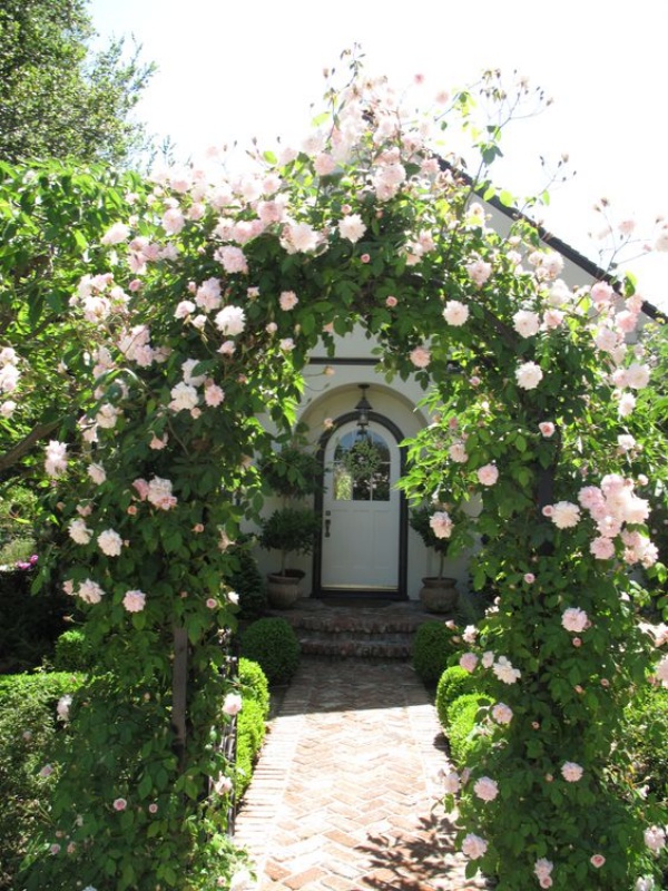 Những khu vườn trở nên lãng mạn và ngọt ngào nhờ cổng vòm rực rỡ sắc hoa - Ảnh 5.