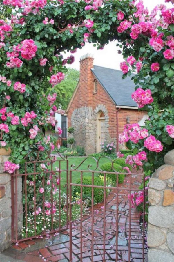 Những khu vườn trở nên lãng mạn và ngọt ngào nhờ cổng vòm rực rỡ sắc hoa - Ảnh 10.