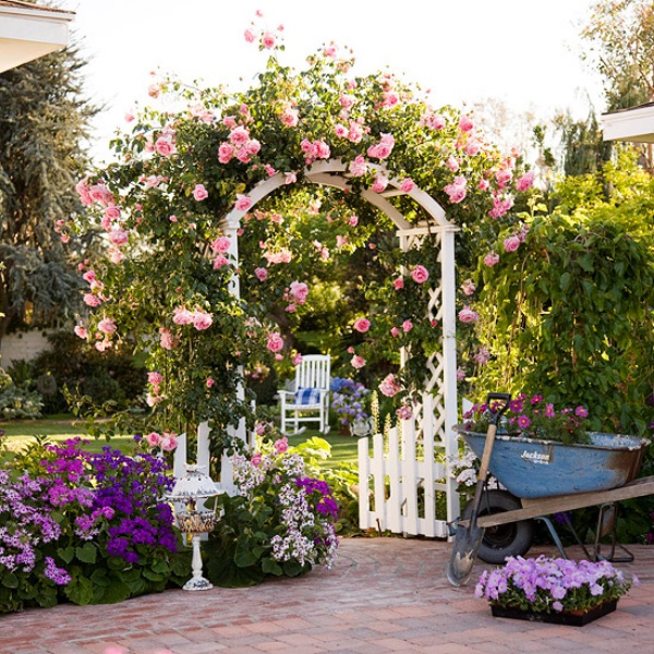 Những khu vườn trở nên lãng mạn và ngọt ngào nhờ cổng vòm rực rỡ sắc hoa - Ảnh 11.