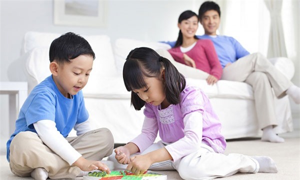 Nhà có anh chị em, bố mẹ phải biết những chiêu xử lý tranh chấp, ghanh tị này - Ảnh 2.