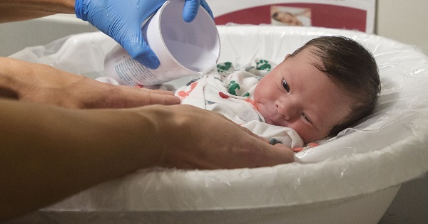Các mẹ đã biết chưa? Đây là cách tắm cho trẻ sơ sinh mới nhất được các bác sĩ khuyên làm - Ảnh 2.