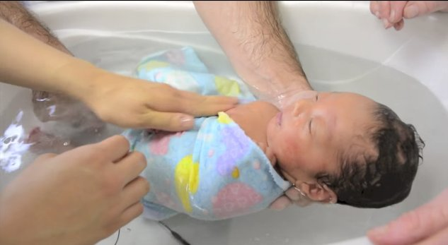 Các mẹ đã biết chưa? Đây là cách tắm cho trẻ sơ sinh mới nhất được các bác sĩ khuyên làm - Ảnh 4.