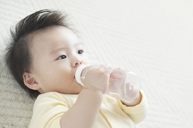 4 lầm tưởng tai hại nhiều mẹ mắc phải khi cho con uống nước - Ảnh 1.