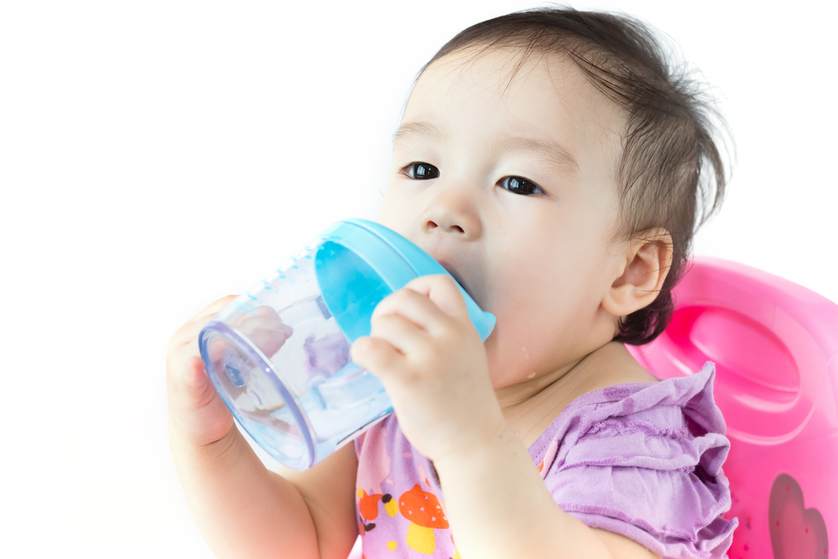 Nếu đang cho con d&ugrave;ng cốc tập uống, th&igrave; đ&acirc;y l&agrave; l&yacute; do m&agrave; bạn n&ecirc;n suy nghĩ lại - Ảnh 2.