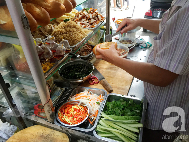 Xe bánh mì Tư Trầu ngon nức tiếng Sài Gòn: 60 năm vẫn bao ghiền bởi vị xíu mại độc quyền - Ảnh 10.