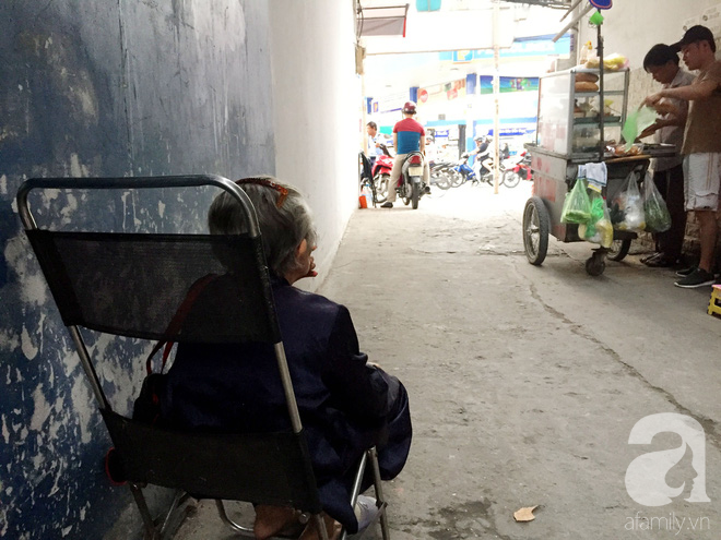 Xe bánh mì Tư Trầu ngon nức tiếng Sài Gòn: 60 năm vẫn bao ghiền bởi vị xíu mại độc quyền - Ảnh 15.