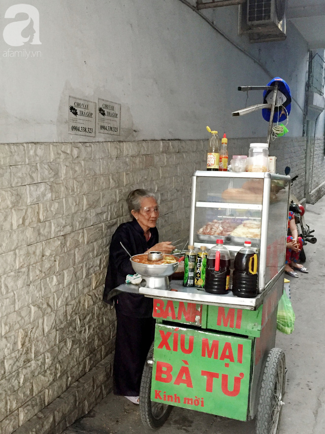 Xe bánh mì Tư Trầu ngon nức tiếng Sài Gòn: 60 năm vẫn bao ghiền bởi vị xíu mại độc quyền - Ảnh 13.