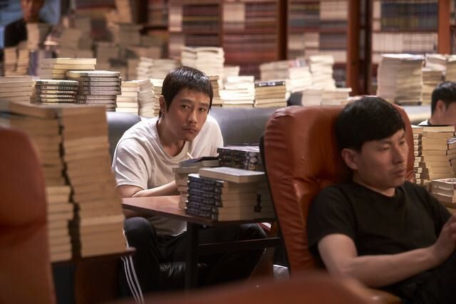 Lee Byung Hun sụp đổ hình tượng, chưa bao giờ khác đến thế trên màn ảnh! - Ảnh 3. Lee Byung Hun sụp đổ hình tượng, chưa bao giờ khác đến thế trên màn ảnh! - Ảnh 3.