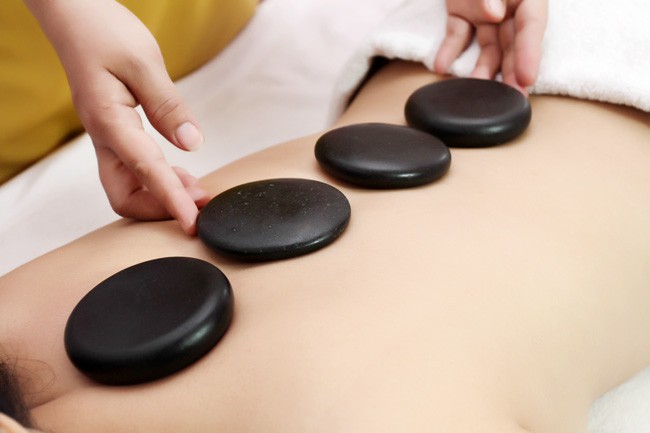 Massage bằng đá nóng đem lại vô vàn lợi ích, hãy tận dụng ngay vào những ngày lạnh lẽo này - Ảnh 2.