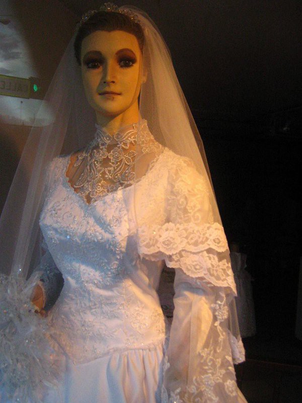 Bí ẩn chuyện cửa hàng váy cưới dùng xác ướp người chết làm ma-nơ-canh, hơn 80 năm rồi vẫn chưa có câu trả lời thuyết phục - Ảnh 8.