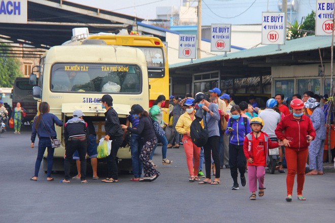 Cửa ngõ thành phố đông nghẹt khi người dân trở về sau kỳ nghỉ lễ Tết Dương lịch - Ảnh 15.