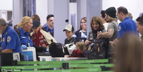 Thay vì đi với mẹ, Harper lại nắm chặt  tay bố David Beckham không rời khi ra sân bay - Ảnh 2.