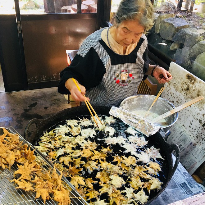 Câu chuyện thú vị về món tempura lá phong cầu kỳ, muốn ăn phải chuẩn bị nguyên liệu trước cả năm trời - Ảnh 2.
