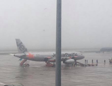 Máy bay Jetstar đi Sài Gòn hạ cánh ngay sau khi vừa cất cánh tại Nội Bài - Ảnh 1.