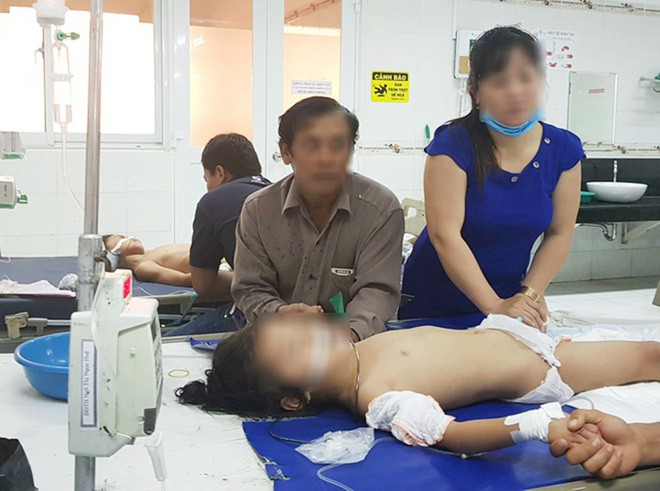 Vụ cha đầu độc 3 con nhỏ rồi tự tử bằng thuốc trừ sâu: Ba đứa trẻ vẫn chưa thể tự ăn uống - Ảnh 2. Vụ cha đầu độc 3 con nhỏ rồi tự tử bằng thuốc trừ sâu: Ba đứa trẻ vẫn chưa thể tự ăn uống - Ảnh 2.