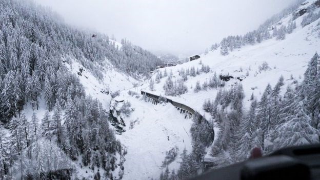 Hơn 13.000 du khách mắc kẹt ở khu du lịch trượt tuyết ở Thụy Sĩ - Ảnh 2.