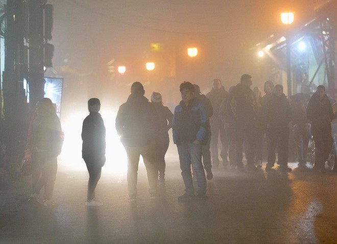 Chùm ảnh: Cả thị trấn Sapa chìm trong sương mù dưới cái rét 4 độ C - Ảnh 2.