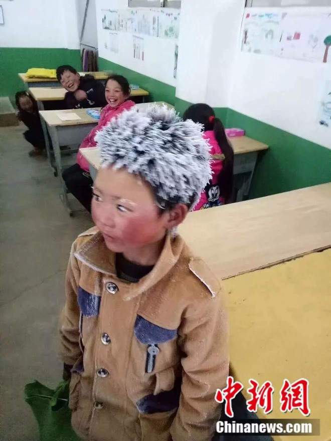Tâm sự của cha cậu bé tóc đông đá đi bộ 5 km tới trường dưới thời tiết -9 độ C: Tôi chỉ mong con tiếp tục học hành - Ảnh 1.
