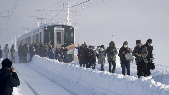 Nhật Bản: Tuyết chôn chân xe lửa, khách rã rời đứng cả đêm - Ảnh 2.