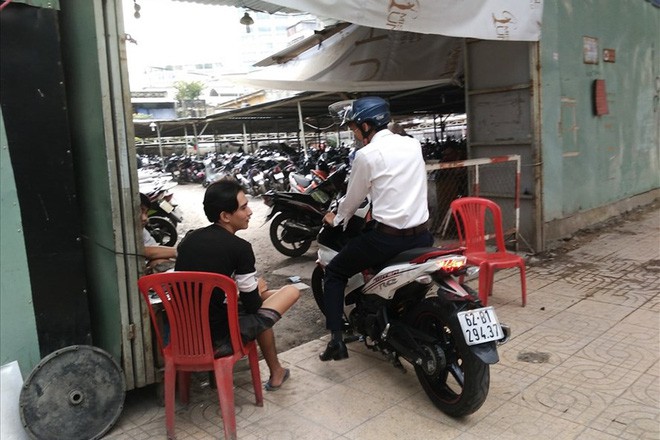  Loạn giá giữ xe ở trung tâm Sài Gòn sau khi dẹp bãi giữ xe vỉa hè - Ảnh 2.