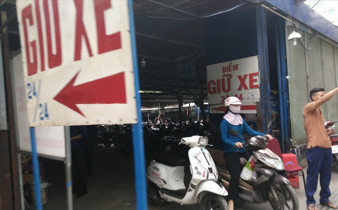  Loạn giá giữ xe ở trung tâm Sài Gòn sau khi dẹp bãi giữ xe vỉa hè - Ảnh 1.