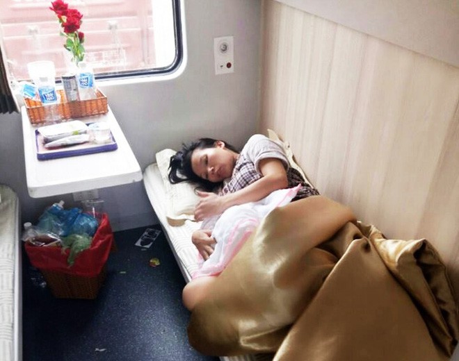 Sản phụ bất ngờ lên cơn đau đẻ, hạ sinh bé gái bụ bẫm trên chuyến tàu Bắc - Nam - Ảnh 2.