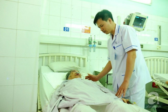 Một tiếng căng thẳng can thiệp tim cứu cụ bà 97 tuổi đã ngừng thở ở Sài Gòn - Ảnh 4.