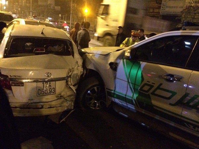 Va chạm giao thông liên hoàn khiến 4 chiếc xe ô tô “dồn toa”, hư hỏng nặng trên phố Hà Nội - Ảnh 1.