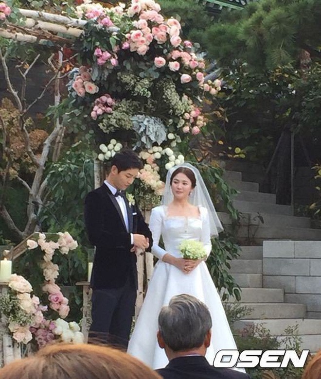 Chuyện đám cưới Song Song giờ mới kể: Vì phản ứng này của Song Hye Kyo, nữ ca sĩ thân thiết đã bật khóc - Ảnh 2.