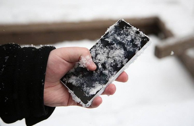 Bi kịch trời lạnh: Pin điện thoại sụt nhanh đến thảm họa. Tại sao vậy? - Ảnh 1.