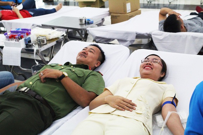 Hàng ngàn người Bình Dương hiến máu dự trữ phục vụ dịp Tết cho bệnh viện - Ảnh 2.