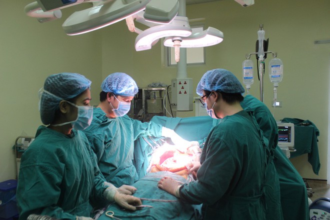 Bác sĩ liều mình phẫu thuật cứu sống bệnh nhân mang khối u gan khủng 2,5kg - Ảnh 3.
