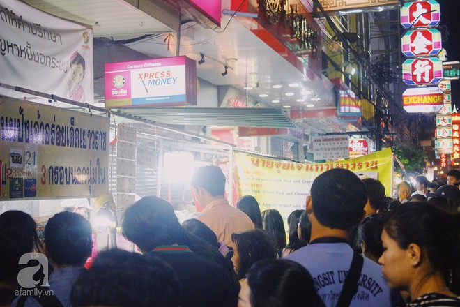 Tiệm bánh mì vỉa hè siêu hấp dẫn, ngày nào khách cũng xếp hàng dài đợi mua ở Bangkok - Ảnh 1.