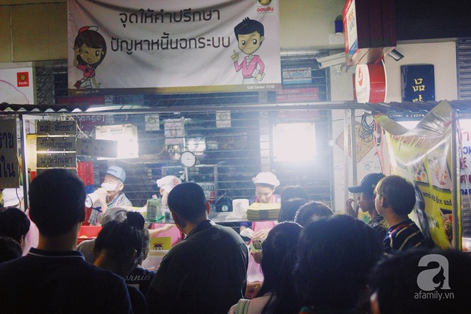Tiệm bánh mì vỉa hè siêu hấp dẫn, ngày nào khách cũng xếp hàng dài đợi mua ở Bangkok - Ảnh 2.