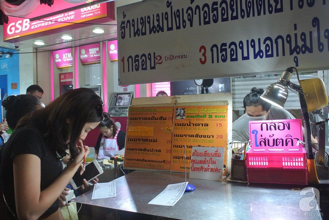 Tiệm bánh mì vỉa hè siêu hấp dẫn, ngày nào khách cũng xếp hàng dài đợi mua ở Bangkok - Ảnh 3.