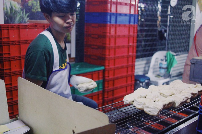 Tiệm bánh mì vỉa hè siêu hấp dẫn, ngày nào khách cũng xếp hàng dài đợi mua ở Bangkok - Ảnh 6.