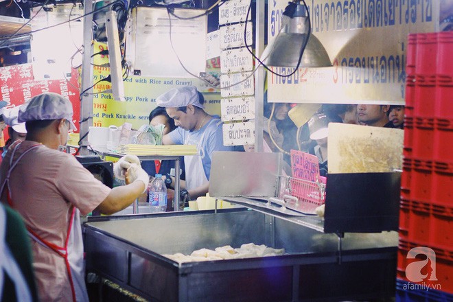 Tiệm bánh mì vỉa hè siêu hấp dẫn, ngày nào khách cũng xếp hàng dài đợi mua ở Bangkok - Ảnh 7.