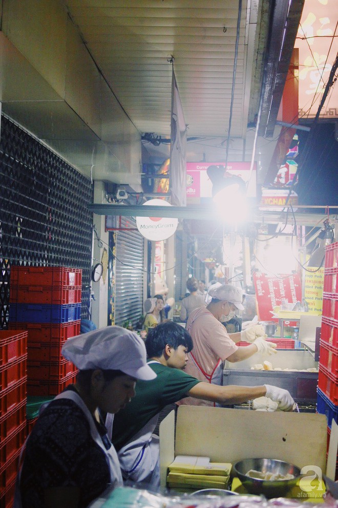 Tiệm bánh mì vỉa hè siêu hấp dẫn, ngày nào khách cũng xếp hàng dài đợi mua ở Bangkok - Ảnh 5.