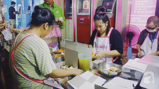 Tiệm bánh mì vỉa hè siêu hấp dẫn, ngày nào khách cũng xếp hàng dài đợi mua ở Bangkok - Ảnh 12.