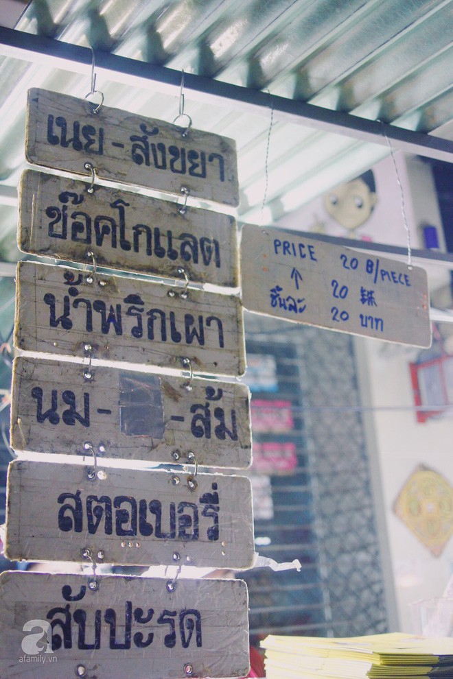 Tiệm bánh mì vỉa hè siêu hấp dẫn, ngày nào khách cũng xếp hàng dài đợi mua ở Bangkok - Ảnh 17.