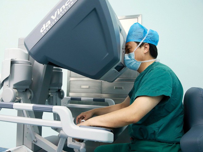 Bác sĩ cách bệnh nhân 3.700km, vẫn có thể phẫu thuật chính xác nhờ công nghệ thực tế ảo - Ảnh 1.