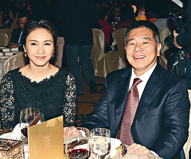 Đệ nhất mỹ nhân TVB Lê Tư hạnh phúc kỷ niệm 9 năm ngày cưới bên chồng đại gia tật nguyền - Ảnh 1.