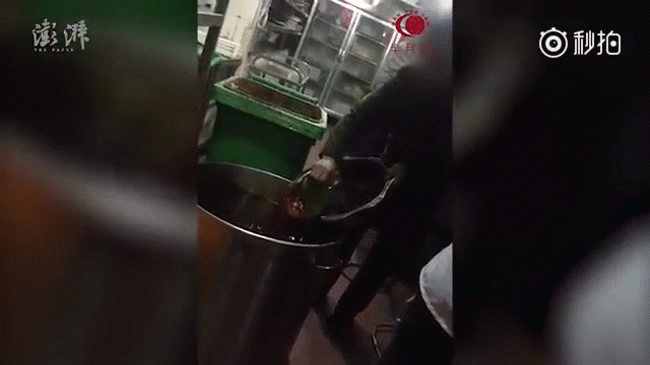 Trung Quốc: Nhà hàng nổi tiếng tái sử dụng một thùng nước lẩu, khách ăn không hết thì đổ vào rồi múc ra cho khách mới - Ảnh 1.
