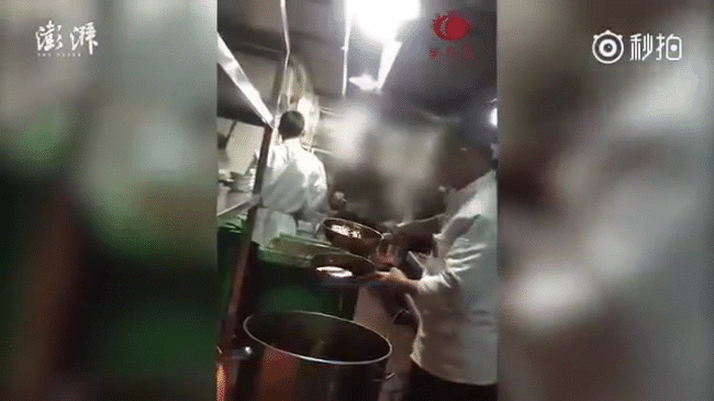 Trung Quốc: Nhà hàng nổi tiếng tái sử dụng một thùng nước lẩu, khách ăn không hết thì đổ vào rồi múc ra cho khách mới - Ảnh 2.