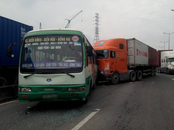 Container ‘mất lái’ tông hàng loạt ô tô, hành khách trên xe buýt hỗn loạn kêu cứu - Ảnh 1.