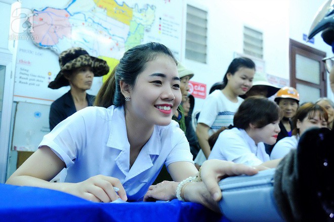 Không kịp về quê đón xuân, nữ điều dưỡng xinh đẹp lặn lội từ Sài Gòn ra miền Trung khám bệnh phát quà Tết cho người dân - Ảnh 2.