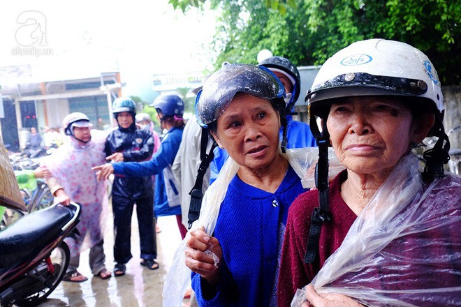 Không kịp về quê đón xuân, nữ điều dưỡng xinh đẹp lặn lội từ Sài Gòn ra miền Trung khám bệnh phát quà Tết cho người dân - Ảnh 5.