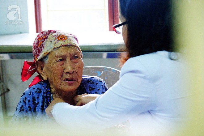 Không kịp về quê đón xuân, nữ điều dưỡng xinh đẹp lặn lội từ Sài Gòn ra miền Trung khám bệnh phát quà Tết cho người dân - Ảnh 10.