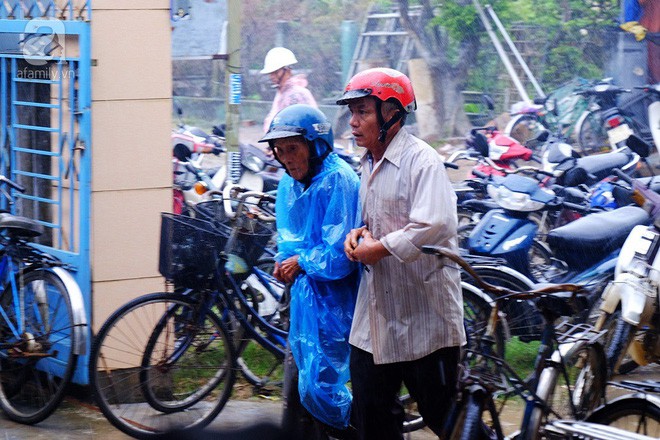 Không kịp về quê đón xuân, nữ điều dưỡng xinh đẹp lặn lội từ Sài Gòn ra miền Trung khám bệnh phát quà Tết cho người dân - Ảnh 12.